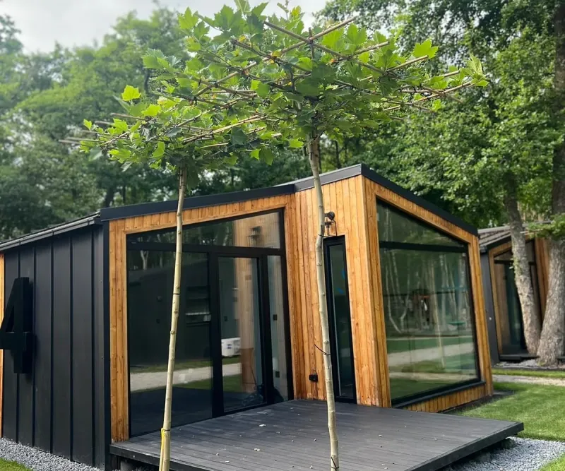 Wyposażone domki z tarasem we Fly House Kopań