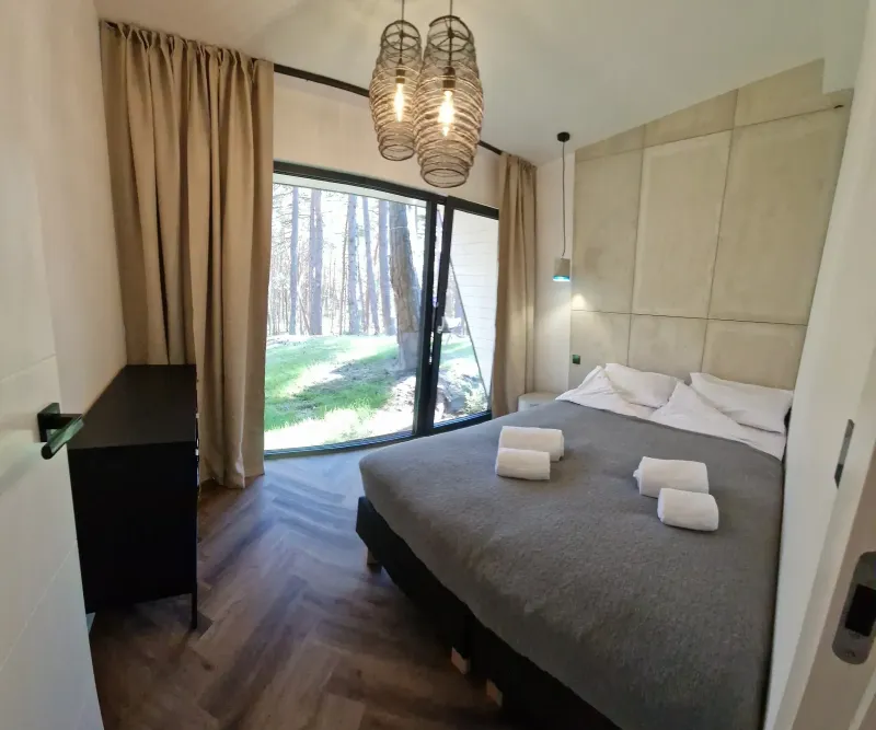 Salon, sypialnia, nowoczesna łazienka Domki z tarasem Fly House Kopań