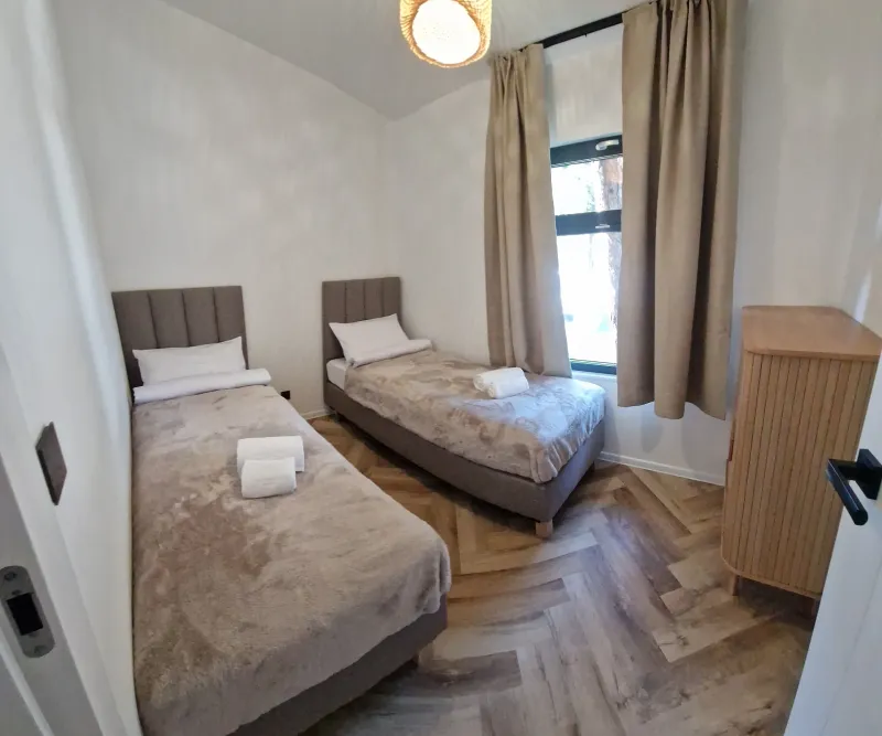 Dwie oddzielne sypialnie, zapewniające prywatność i komfort snu